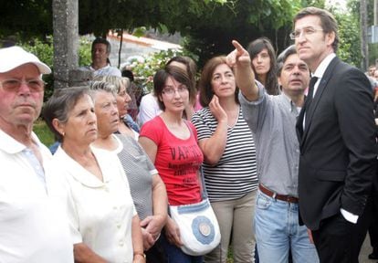 Angrois residents explain what they saw of the crash to Galician regional premier Alberto Núñez Feijóo in July 2013.