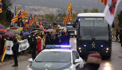 Jailed Catalan secession leaders being transferred to Madrid for trial.