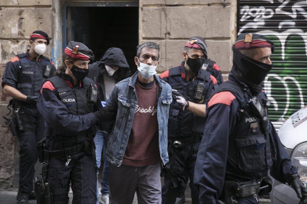 A man is arrested during a joint operation by the Mossos d’Esquadra, the National Police and the municipal police in Barcelona’s Raval district. 