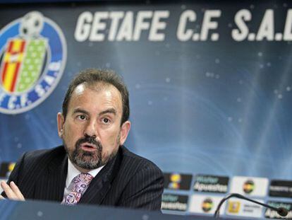 Getafe president &Aacute;ngel Torres announces the agreement to sell the club to Royal Emirates in 2011.