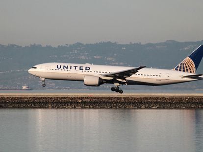 A United Airlines Boeing 777-200 lands at San Francisco International Airport, San Francisco, California, February 13, 2015.