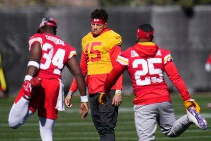 Kansas City Chiefs quarterback Patrick Mahomes (15) stretches with teammates, including running backs Melvin Gordon III (34) and Clyde Edwards-Helaire (25), during an NFL football practice in Tempe, Ariz., Wednesday, Feb. 8, 2023.