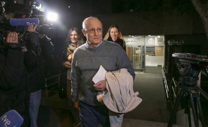 Ángel Hernández, after making a statement to the authorities about having helped his wife to end her life.