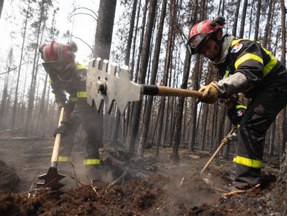 A group of French firefighters help extinguish one of the fires that have affected the municipality of Chibougamau, in Quebec (Canada).