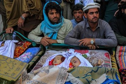 Un grupo de hombres velaban este jueves a algunas de las víctimas del terremoto en la localidad de Gayan, en Afganistán. El seísmo, de magnitud 5,9, se produjo durante la madrugada del miércoles (hora local) en una zona rural pobre y de difícil acceso, en la frontera con Pakistán, donde más de 1.000 personas han fallecido y 1.500 han resultado heridas en la provincia de Paktika,