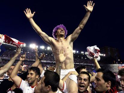 Rayo Vallecano player Francisco Medina celebrates with fans the club&#039;s survival after beating Granada.
