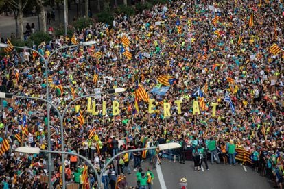 Protesters arrive from Barcelona province to the Catalan capital.