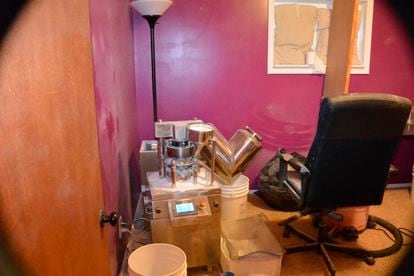 Interior de la casa de un traficante condenado por dirigir la venta en línea de fentanilo