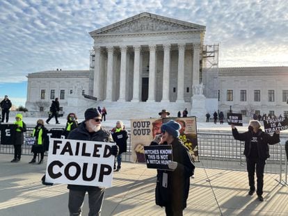 Protesters against Donald Trump, this Thursday, before the United States Supreme Court, in Washington.