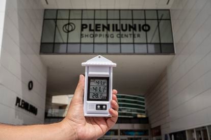 Temperature of 41.1ºC in the sun this Wednesday at 3.30 pm at the doors of the Plenilunio shopping center, in the district of San Blas in the east of Madrid. 