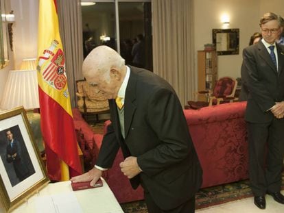 Marco Macías at his Spanish citizenship ceremony.