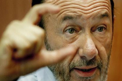 PSOE prime ministerial candidate Alfredo Pérez Rubalcaba, during his interview with EL PAÍS this week in Madrid.