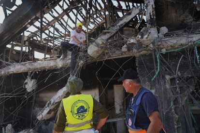 Members of the NGO Zaka search for remains of victims among the rubble of a house in Be'eri, one of the places attacked by Hamas on October 7.