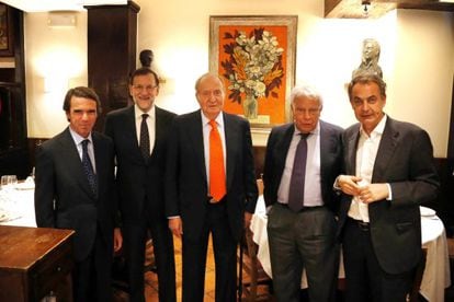 From left to right: Aznar, Rajoy, Juan Carlos, González and Zapatero.