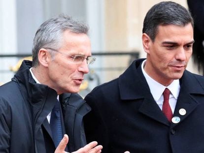 Pedro Sánchez (r) with NATO secretary general Jens Stoltenberg in Paris on Sunday.