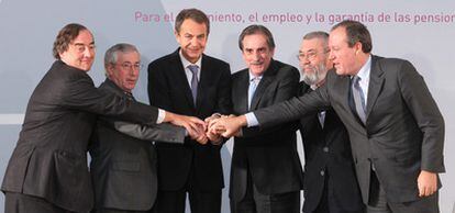 Prime Minister Zapatero (third from left) signs an agreement on economic reform with business and labor leaders.
