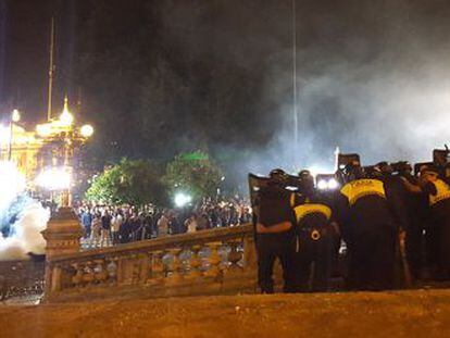 Police confront the protestors in Tucumán.