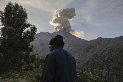 A man in front of Ubinas volcano, in Moquegua (Peru), on July 5.