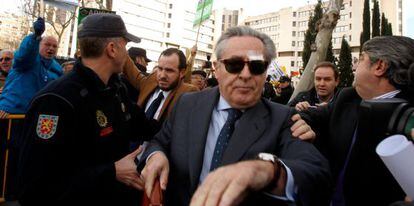 Former Caja Madrid chairman Miguel Blesa was jeered by protesters when he left the court on Friday.