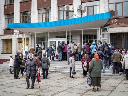Residents lining up for humanitarian aid in Konstantynivka.