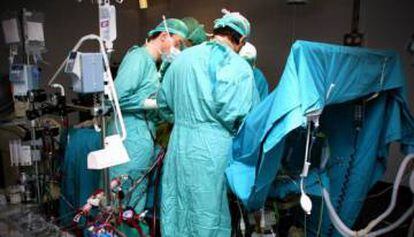 A heart transplant surgery at Juan Canalejo Hospital in A Coruña.