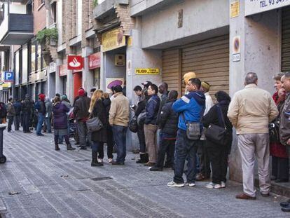 Lines outside the immigration center on Barcelona’s Múrcia street.