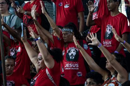 Evangelical supporters of Lula da Silva pray during a political rally on the outskirts of Rio de Janeiro, in September 2022.