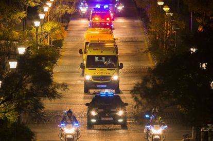 A convoy transporting the Spanish nurse with ebola leaves Alcorc&oacute;n Hospital in the early hours of Tuesday morning. 
