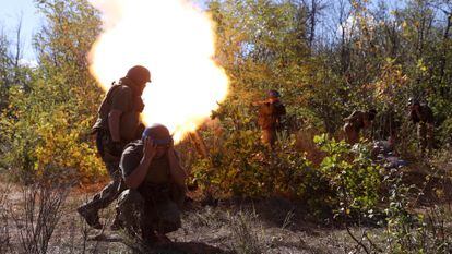Ukrainian servicemen fire a mortar from their position on the front line in the Donetsk region on Wednesday.