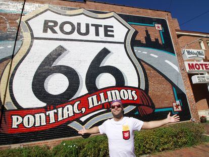 Adrián Rodríguez in front of a Route 66 sign in Pontiac, one of the cities in Illinois where this mythical road trip takes place.