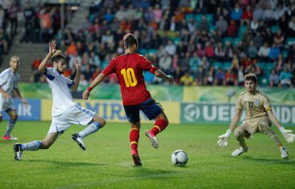 Spain number 10 Jes&eacute; Rodr&iacute;guez tests Greek goalkeeper Sokratis Dioudis during the European Under-19 Championship final. 