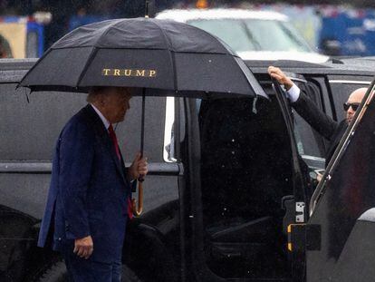 Former U.S. President Donald Trump, who was arraigned on federal charges related to attempts to overturn his 2020 election defeat, prepares to depart Washington at Reagan Washington National Airport in nearby Arlington, Virginia, U.S., August 3, 2023.