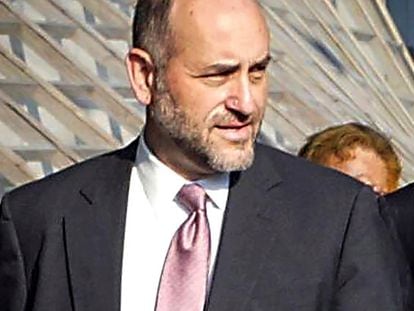 Attorney Mark Pomerantz arrives at Federal Court in New York, Aug. 12, 2002.