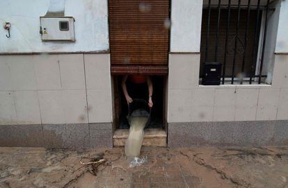 A women cleans up her house in Ontinyent (Valencia) after the River Clariano burst its banks.