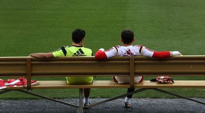 Xavi and Iker Casillas chat during a training session.
