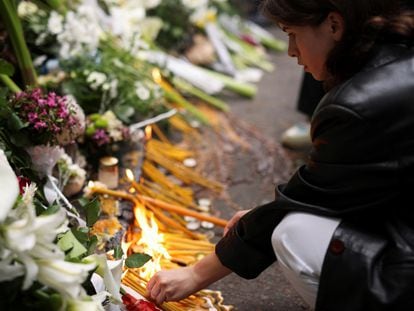 A person pays tribute in front of the school where a mass shooting was carried out by a boy who opened fire on others, killing fellow students and staff in Belgrade, Serbia, on May 4, 2023.