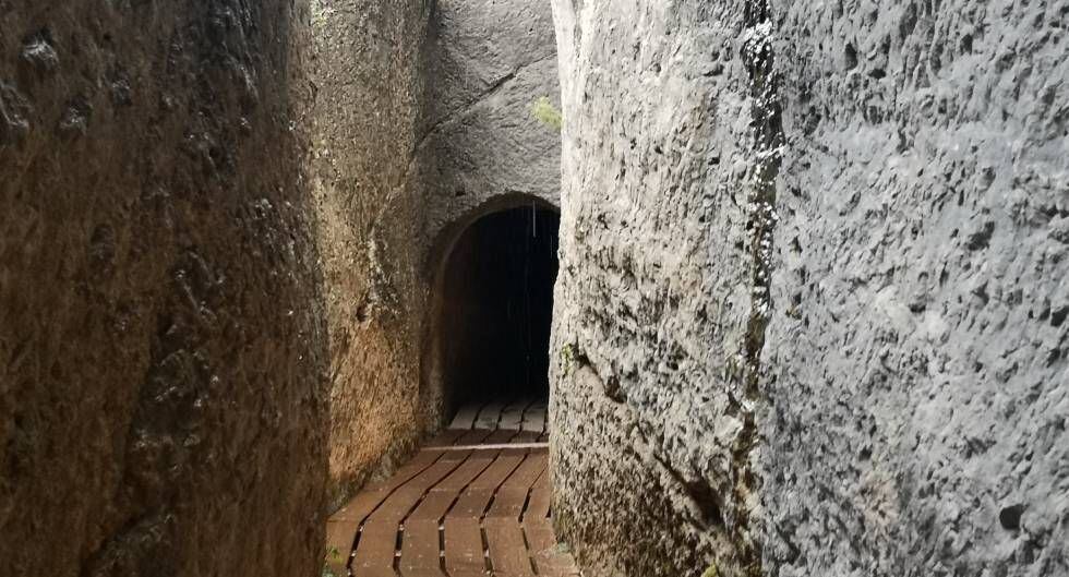 In the municipality of Calles, the aqueduct was hewn out of the rock. 