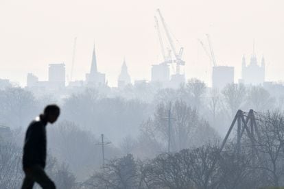 A passerby in London, in March 2022, during a pollution alert.