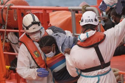 A woman rescued at sea receives help at Arguineguín port in Gran Canaria.