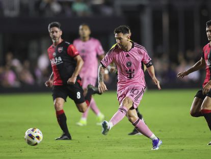 Messi passes the ball during the friendly match against argentinian side Newell's Old Boys, on February 15.