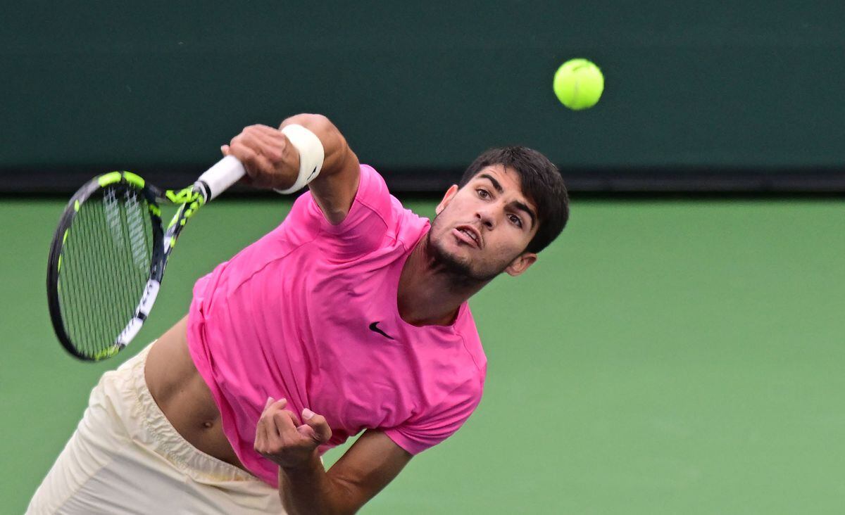 Alcaraz atropela Medvedev, é campeão em Indian Wells e retoma