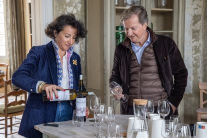 Mathilde Bazin de Caix-Lurton, CEO of Vignobles André Lurton, and winemaker François Lurton, during the tasting held at the Couhins Lurton family chateau; image provided by Deepix studio. 