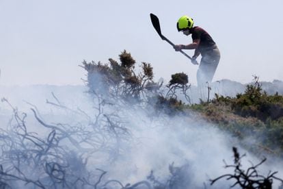  A firefighter near Zennor, Cornwall (southern England). 