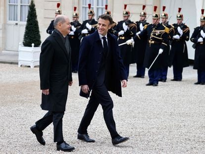 French President Emmanuel Macron (right) and German Chancellor Olaf Scholz this Sunday at the Elysée Palace in Paris.