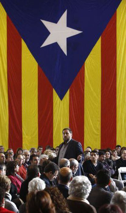 ERC leader Oriol Junqueras with the Catalan flag in the background.