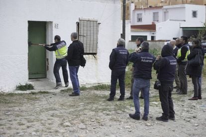 A recent police search of a smugglers’ safe house in La Línea de la Concepción.