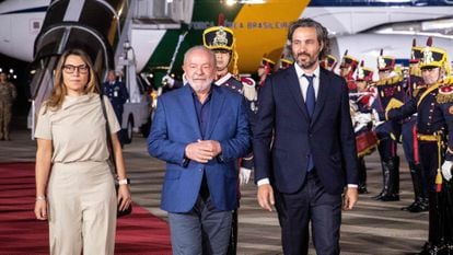 Brazilian President Luiz Inacio Lula da Silva (C), accompanied by his wife Rosangela "Janja" da Silva (L) and Argentine Foreign Minister Santiago Cafiero (R), during his arrival to the Jorge Newbery Aeroparque Military Air Station in Buenos Aires, on January 22, 2023.