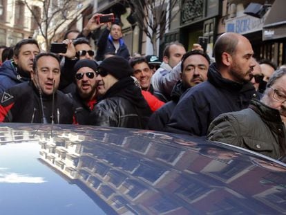 Video: The Madrid security chief is booed by protestors as he leaves the bar.