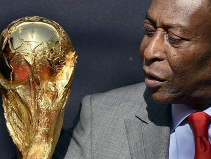 Pelé with the World Cup trophy in Paris, in 2014.