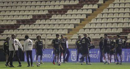 Real Madrid players warming up in the semi-darkness of Ray Vallecano&#039;s stadium on Sunday night.